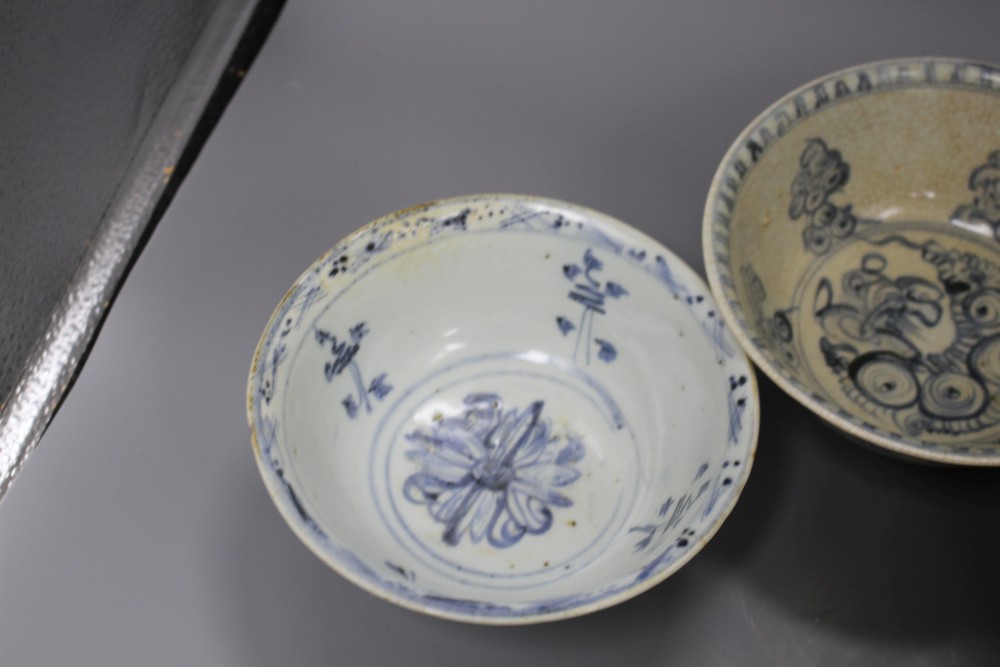 Five Chinese Ming blue and white bowls, 15th-16th century, diameter 15.5cm (1), 15cm (3) and 10cm (smallest)